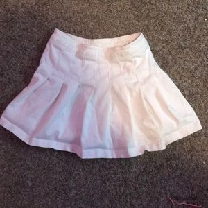 Small Ross woman’s white pleated skirt